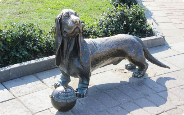 Памятник собаке на центральной площади